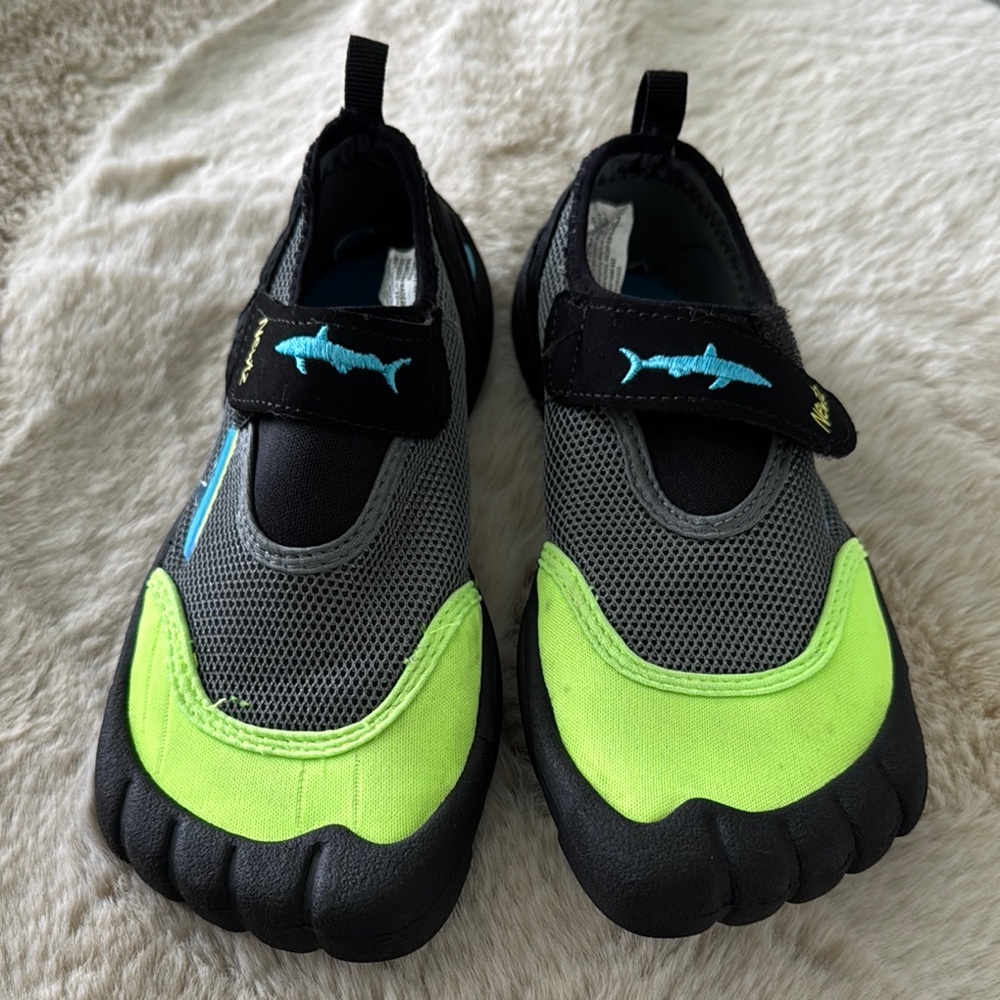 Newtz Kids Aqua Shoes size 13/1